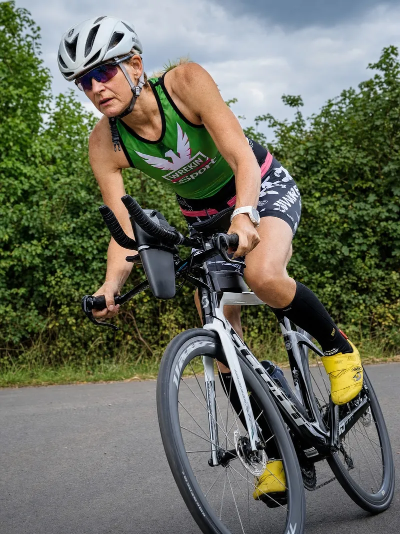 Relindis Agethen (Lilli) auf dem Triathlonrad im Wettkampf